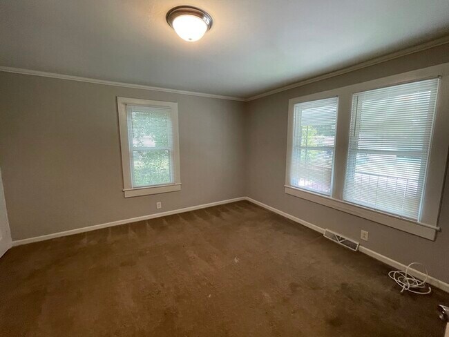 Building Photo - 3 bedroom 1 bath house available