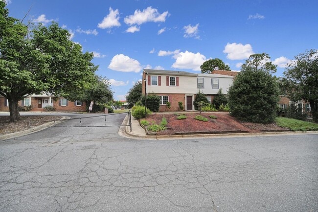 Building Photo - Lovely 3 Bed 2.5 Bath End Unit Townhome!