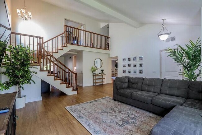 Building Photo - Quiet Cul De Sac Home
