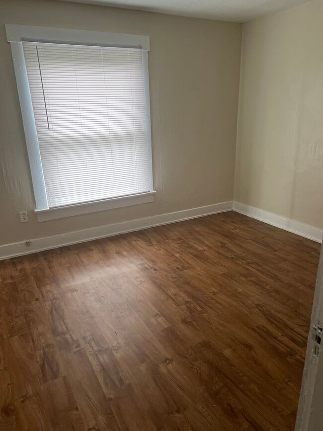 Primary Photo - 2 bed, 1 bath for Rent