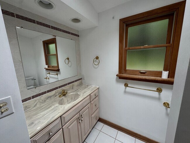 Building Photo - Available NOW! 4 Bed 2 Full Bath House