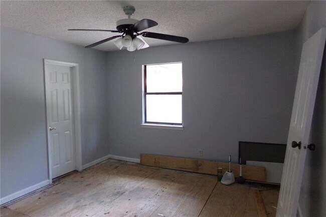 Building Photo - 2571 Park Rd