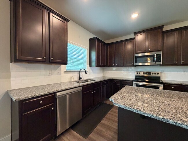 Building Photo - Spacious 4/2.5 House in Rydal- $2,995