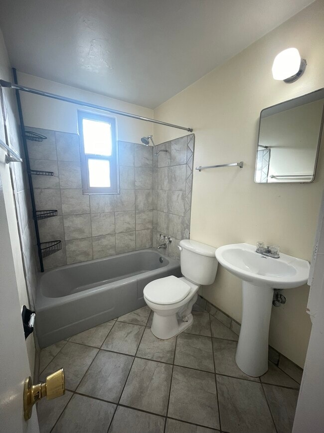 Building Photo - 3112 Colorado St NE