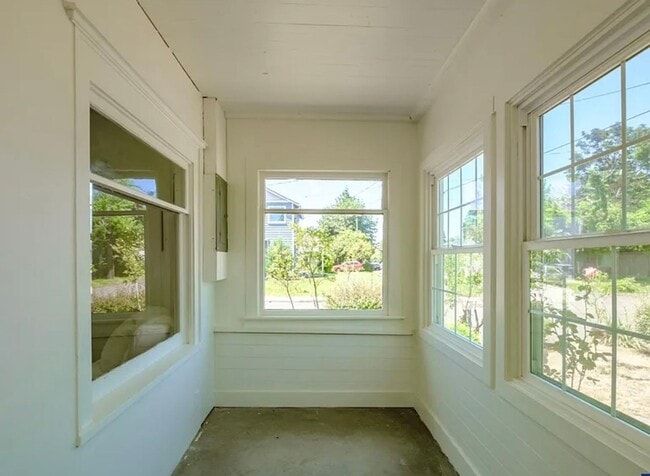 Building Photo - 3 Bedroom Home on Large Corner Lot!