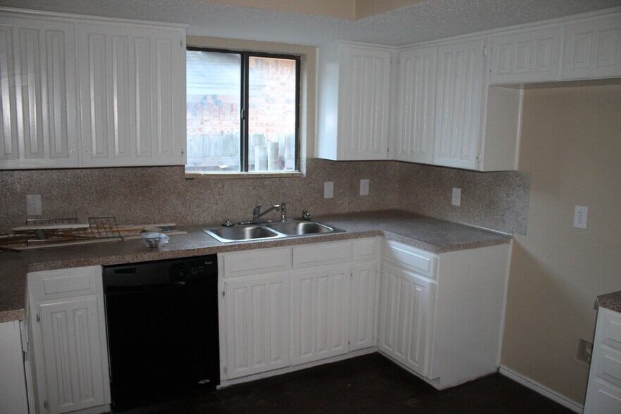 Building Photo - 717 Cross Ridge Circle North