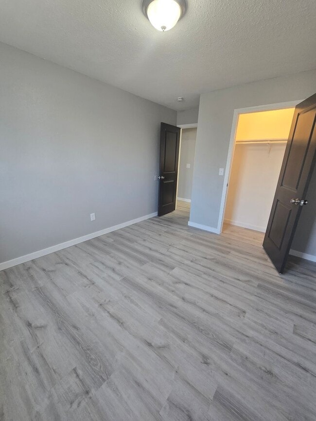 Building Photo - 2 Bedroom , 1 Bathroom Apartment!