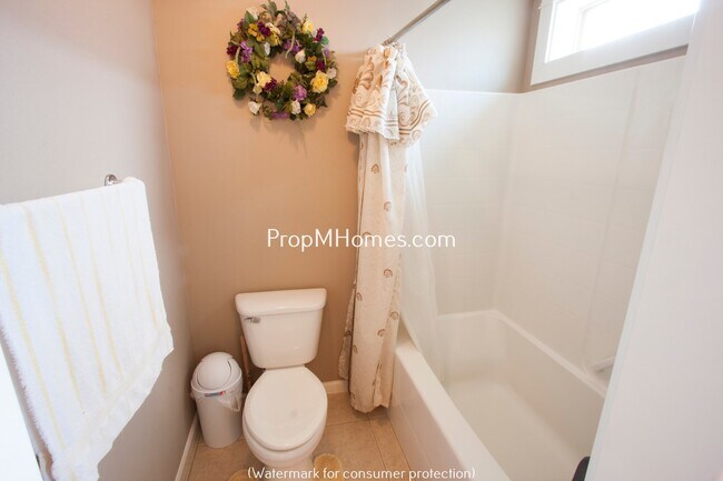 Building Photo - Beautiful Five Bedroom Craftsman Style Home in Molalla!