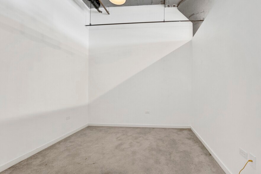 Building Photo - 3963 W Belmont Ave