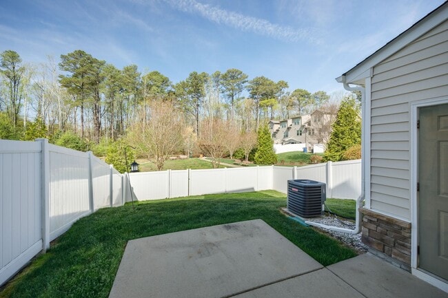 Building Photo - 3 Bedroom Corner Townhome!!! Available Early-Mid April****