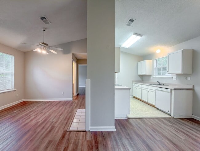 Building Photo - LOVELY SE 3/2 w/ New Paint, Fireplace, Fenced Yard, Vaulted Ceilings, Washer/Dryer, & No Carpet! ...