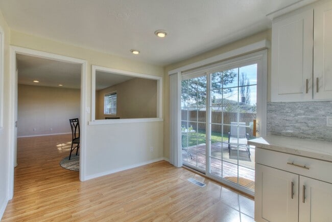 Building Photo - Cheery 3bedroom/1bath Rambler in Federal Way