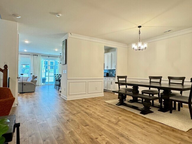 Building Photo - Spacious Luxury 3 Bedroom Townhome for Rent - Great Amenities