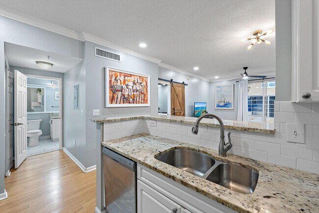 Building Photo - 560 S Sapodilla Ave