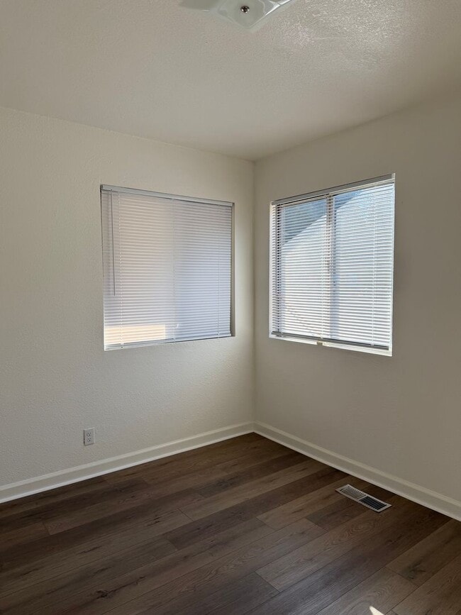 Building Photo - Pine Grove Home