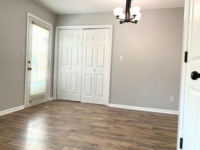 Building Photo - 1013 Mile High Dr