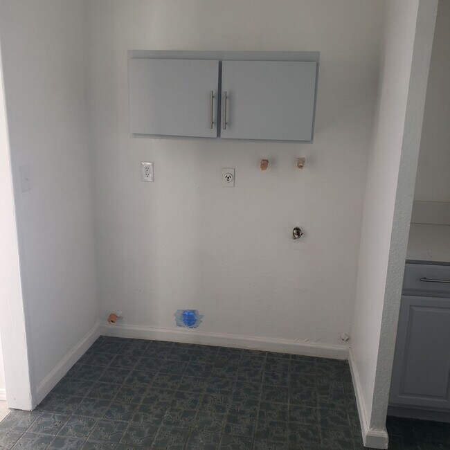 Building Photo - 6363 Carlo Dr