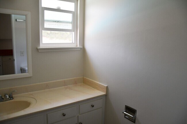 Building Photo - 522 E Collins Ave
