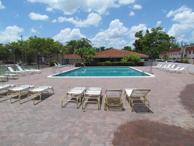 Building Photo - 4158 Inverrary Dr