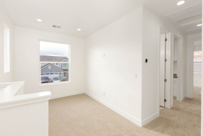 Building Photo - Beautiful New Home with access to community pool