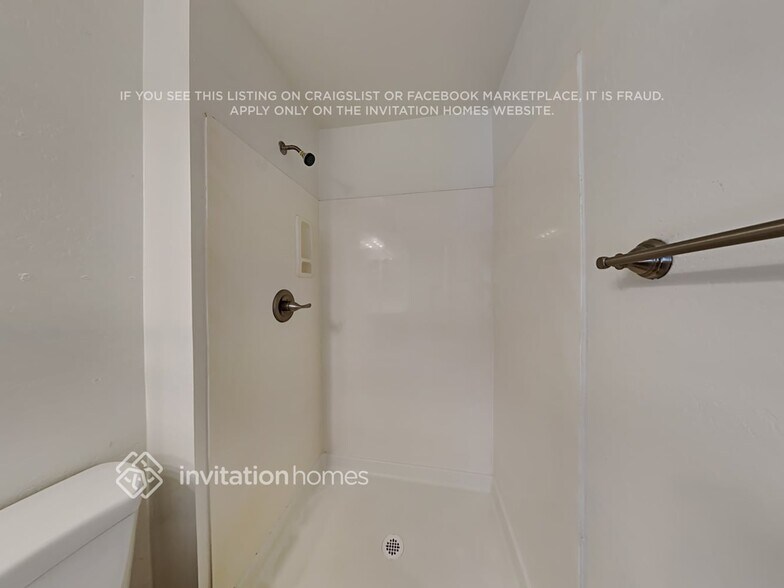 Building Photo - 2315 W Paradise Dr