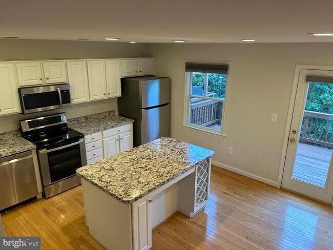 Building Photo - 111 Maximillian Ct SW
