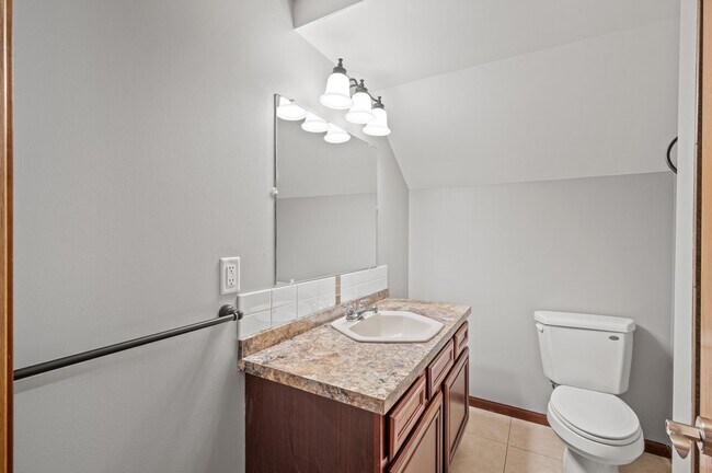 Building Photo - 1711 Rose Pl W