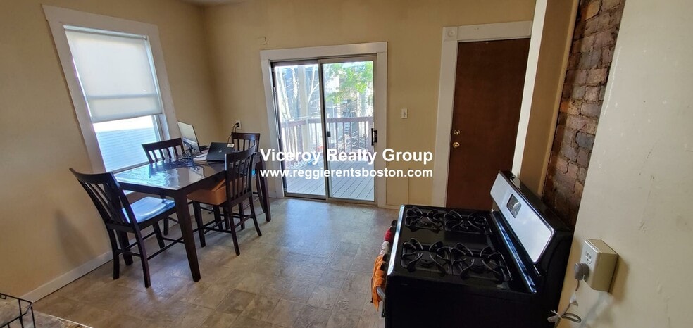 Building Photo - 861 E 1st St