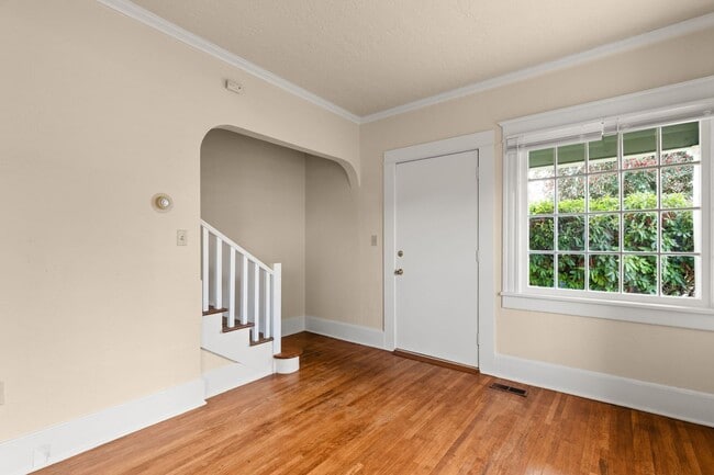 Building Photo - Bright 2 bed, 1 bath in fantastic SE locat...