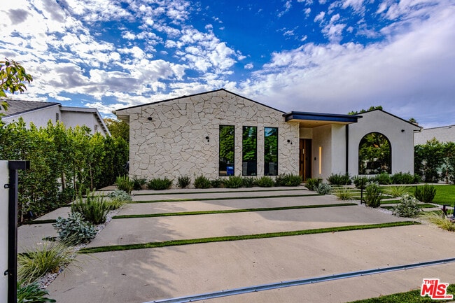 Building Photo - 4703 Saloma Ave