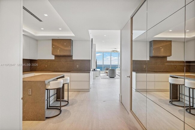 Building Photo - 100 South Pointe Dr