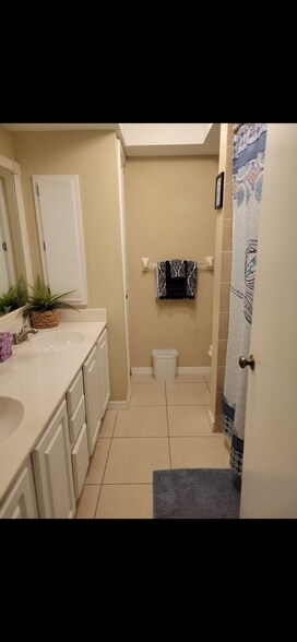 2nd bath - 1303 SW 16th Ter