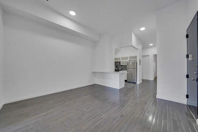 Building Photo - 1106 Halsey St