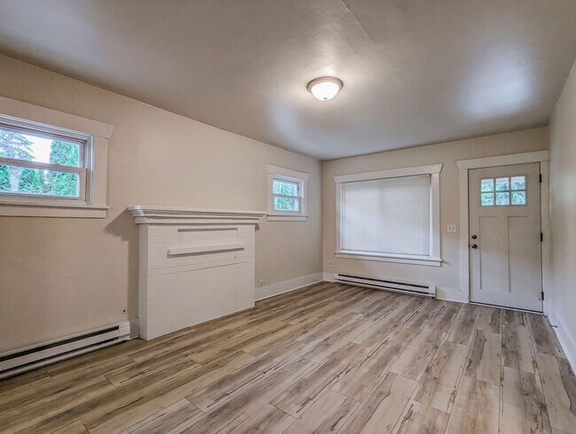 Building Photo - **Move-In Special** Charming & Recently updated 2 bed, 1 bath home!