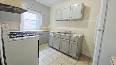 Building Photo - 2426 Benderwirt Ave