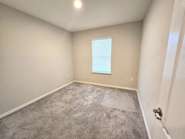 Building Photo - Stunning 4 bedroom, 2-bathroom home