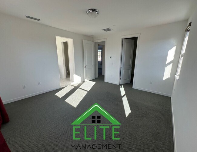 Building Photo - Beautiful 3-Bedroom Home in Desirable Trac...