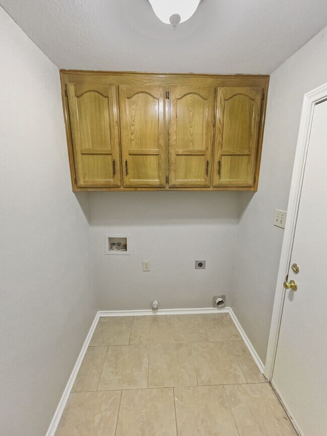 Building Photo - Charming 3 Bed, 2 Bath Home in Prime Fort ...