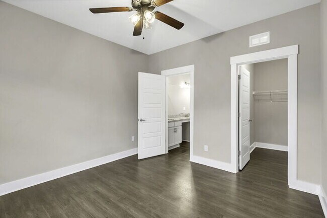 Building Photo - Modern 2-Bed, 2.5-Bath Townhouse Gem with ...