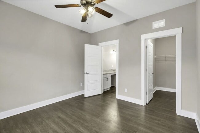 Building Photo - Modern 2-Bed, 2.5-Bath Travelers Rest Town...