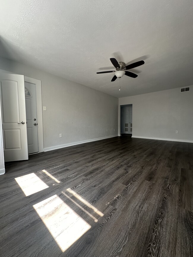 Living/dining room - 526 Park Rd