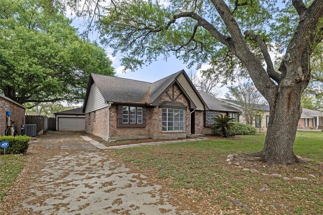 Building Photo - 13834 Oakwood Ln