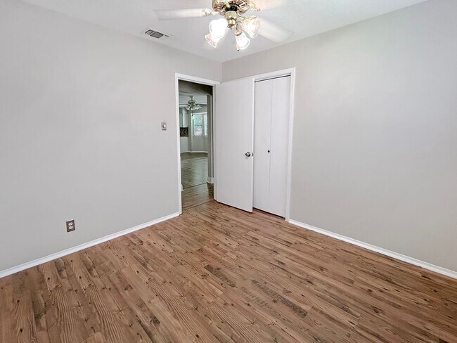 Building Photo - Charming 3-Bedroom Home in Sought-After Li...