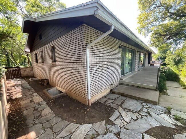 Building Photo - 4 bdrm 3 bth plus a Den/office Home 2 Car ...