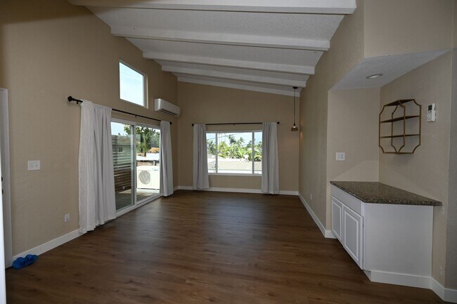 Building Photo - 4672-76LB