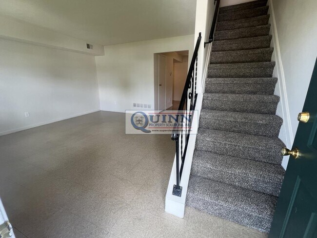 Building Photo - 13 Maple Ct