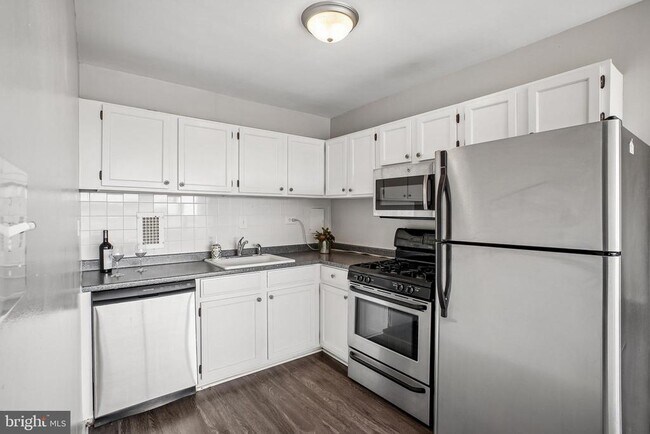 Building Photo - 5831 Quantrell Ave