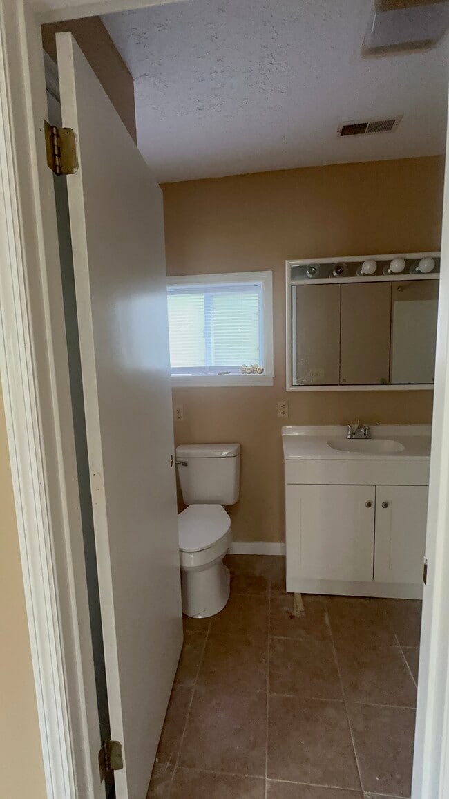 Building Photo - 1113 Rossiter Dr