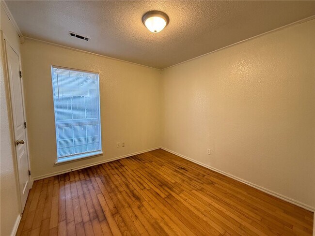 Building Photo - 854 Tamarack St
