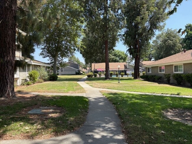 Building Photo - Centrally Located Redlands Townhome